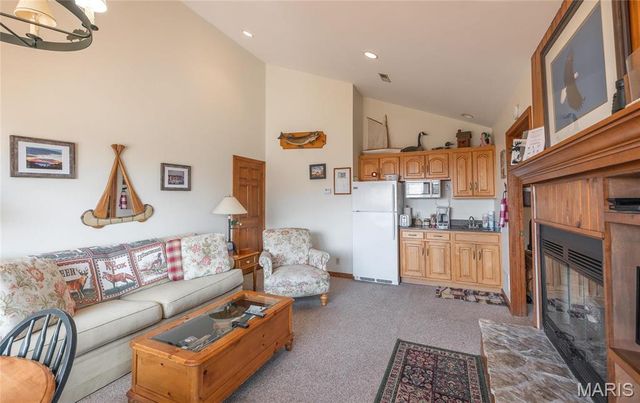 1 Tara Point Drive, Grafton, IL 62037