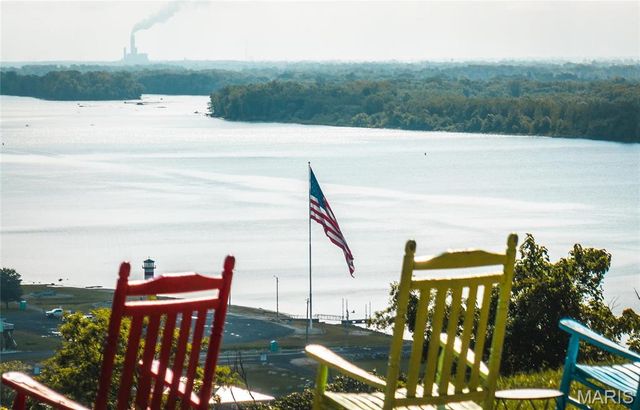 1 Tara Point Drive, Grafton, IL 62037