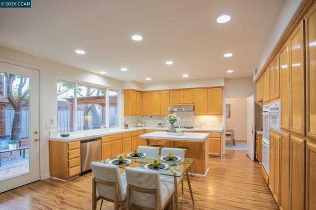 7592 Meadow Ct, Dublin, CA 94568