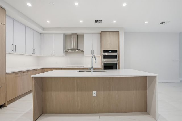 275 1ST AVENUE S 1003, St Petersburg, FL 33701