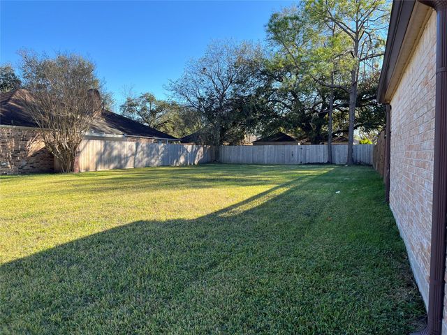 7831 Bankside Drive, Houston, TX 77071