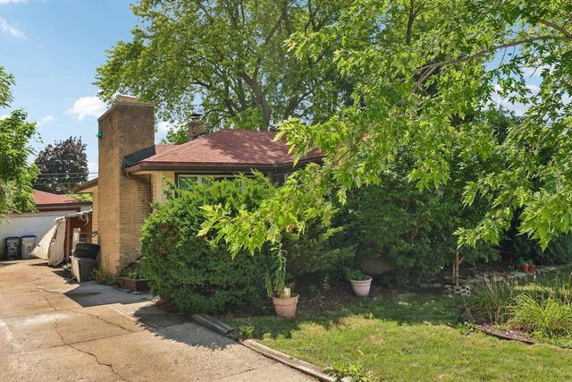 10611 W Silver Spring DRIVE, Milwaukee, WI 53225