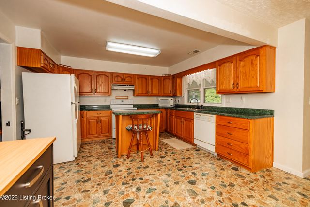 828 W Elm Rd, Radcliff, KY 40160