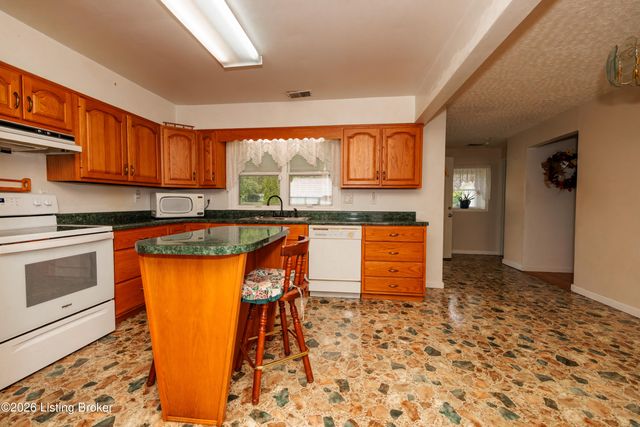 828 W Elm Rd, Radcliff, KY 40160
