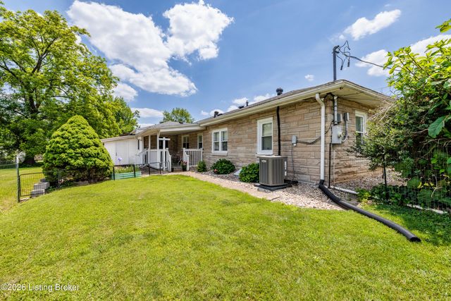 828 W Elm Rd, Radcliff, KY 40160