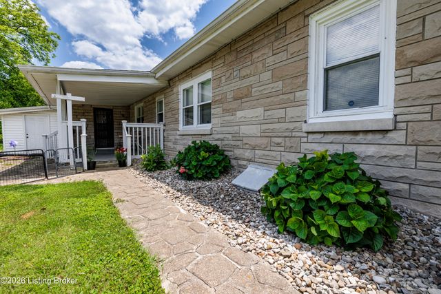 828 W Elm Rd, Radcliff, KY 40160