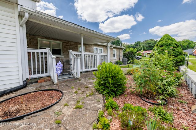 828 W Elm Rd, Radcliff, KY 40160