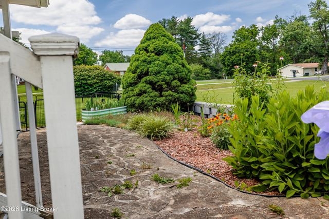 828 W Elm Rd, Radcliff, KY 40160