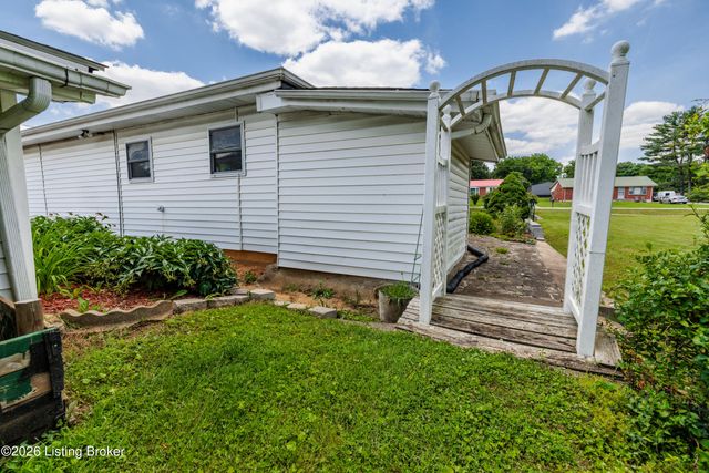 828 W Elm Rd, Radcliff, KY 40160