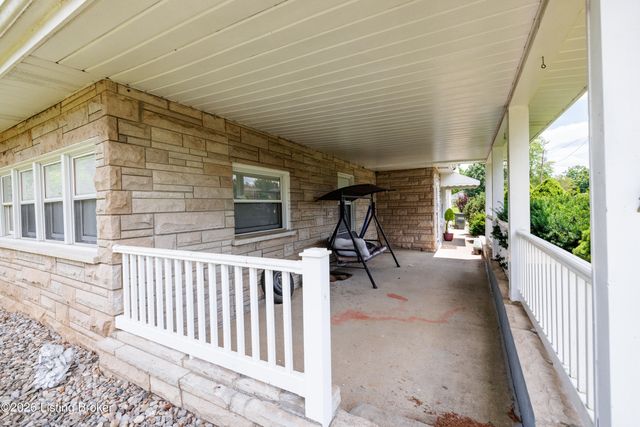 828 W Elm Rd, Radcliff, KY 40160