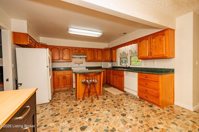 828 W Elm Rd, Radcliff, KY 40160