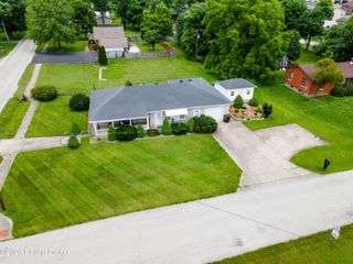 828 W Elm Rd, Radcliff, KY 40160