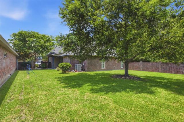 901 N Yorkshire Circle, Lake Charles, LA 70605