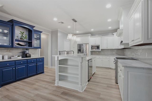 901 N Yorkshire Circle, Lake Charles, LA 70605