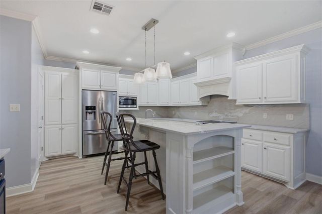 901 N Yorkshire Circle, Lake Charles, LA 70605