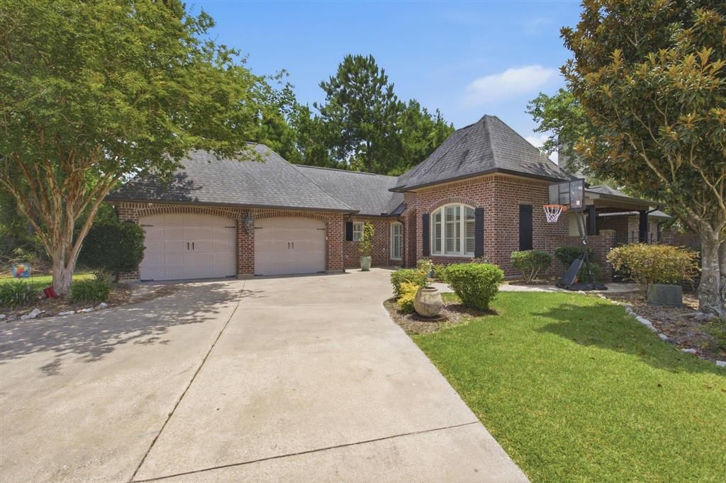901 N Yorkshire Circle, Lake Charles, LA 70605