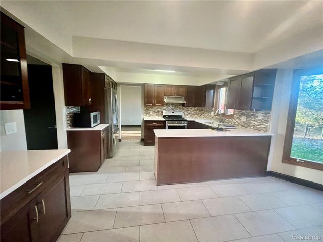 5160 Orchard Crest Drive, Troy, MI 48085