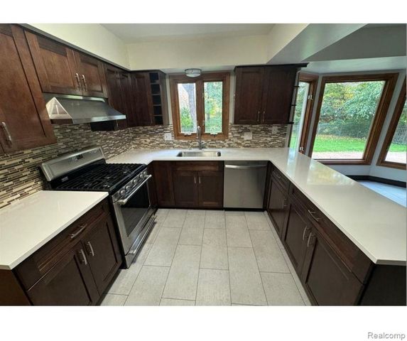 5160 Orchard Crest Drive, Troy, MI 48085