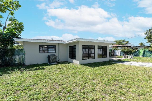 1040 Long Island Avenue, Fort Lauderdale, FL 33312