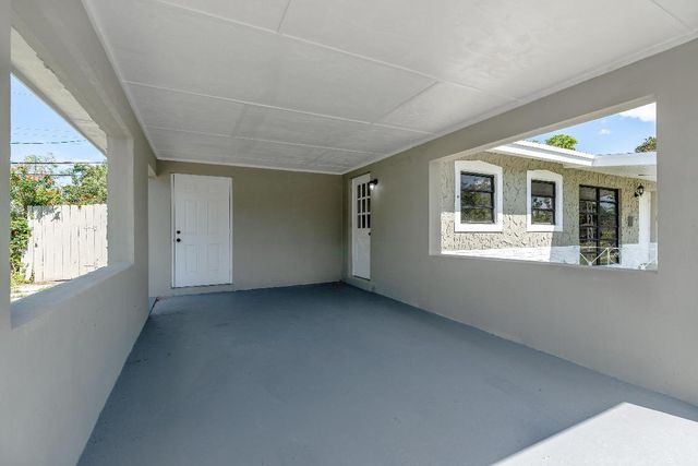 1040 Long Island Avenue, Fort Lauderdale, FL 33312