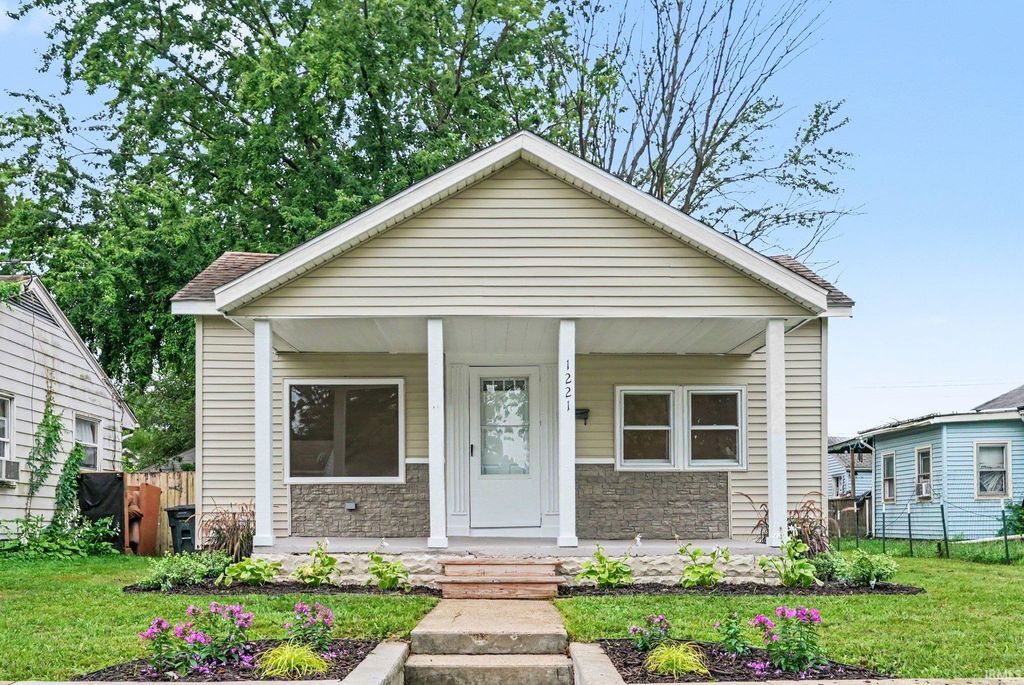 1221 S 32nd Street, South Bend, IN 46615