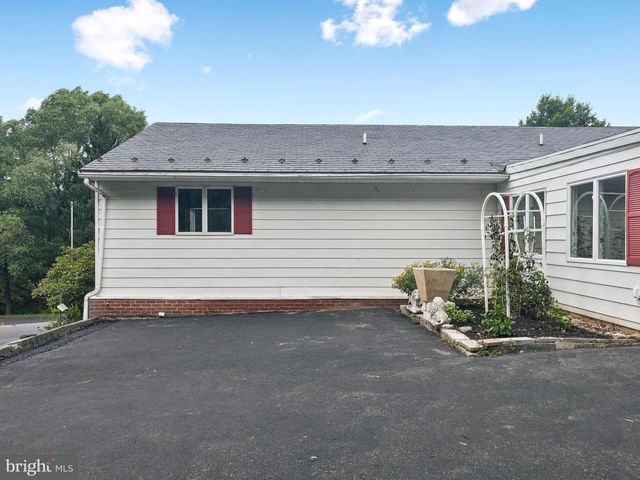 2210 BERKSHIRE RD, Lancaster, PA 17603