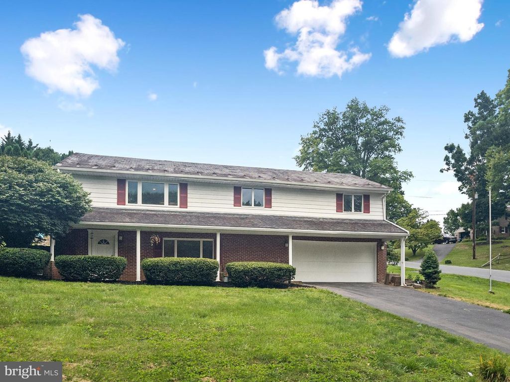 2210 BERKSHIRE RD, Lancaster, PA 17603