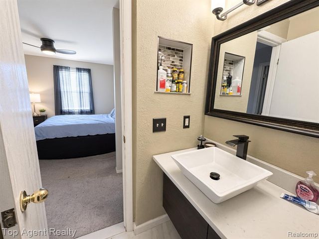 24769 Primrose Lane, Southfield, MI 48033