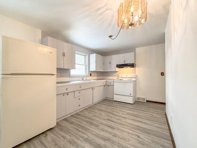 2220 DEER TRAIL, Green Bay, WI 54302