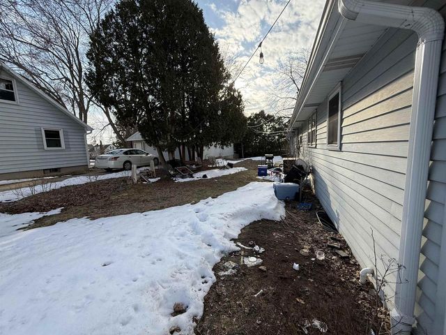 2220 DEER TRAIL, Green Bay, WI 54302