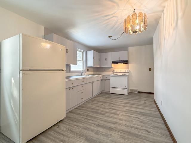 2220 DEER TRAIL, Green Bay, WI 54302