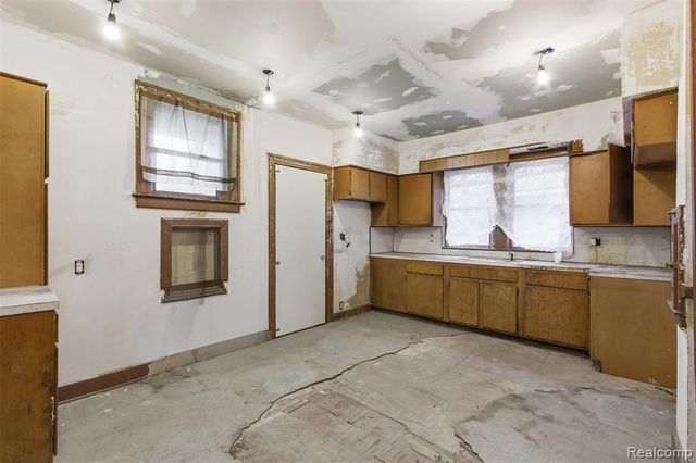 8221 Dexter Avenue, Detroit, MI 48206