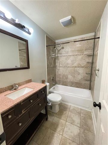 212 Jackson Avenue, Liberty, MO 64068