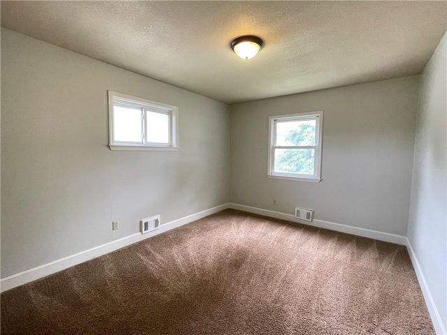 212 Jackson Avenue, Liberty, MO 64068