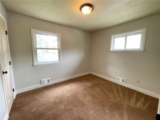 212 Jackson Avenue, Liberty, MO 64068