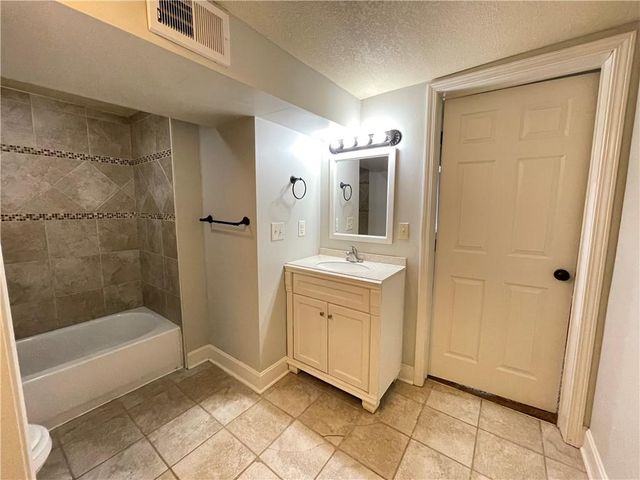 212 Jackson Avenue, Liberty, MO 64068