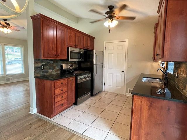 212 Jackson Avenue, Liberty, MO 64068
