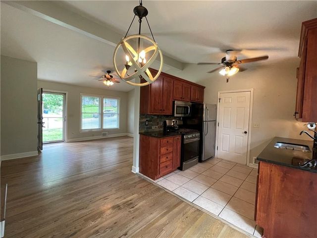 212 Jackson Avenue, Liberty, MO 64068