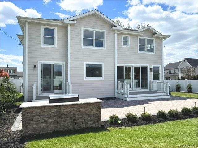 5 Baker Lane, Levittown, NY 11756