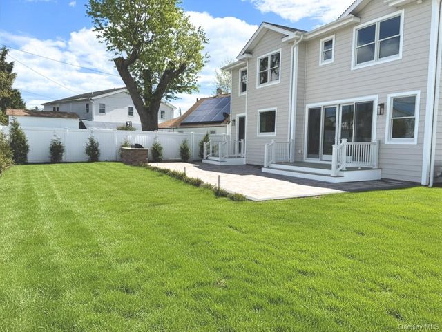 5 Baker Lane, Levittown, NY 11756