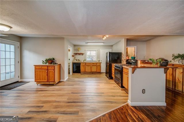 53 Black Road NE, White, GA 30184