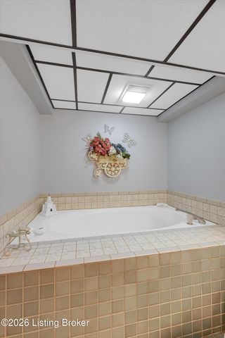 9910 Fireside Dr, Louisville, KY 40272