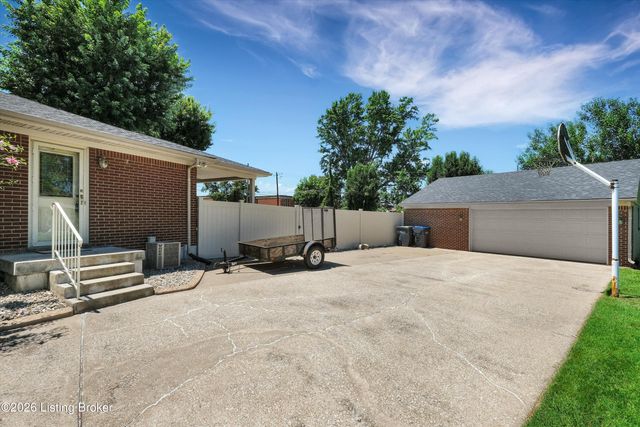 9910 Fireside Dr, Louisville, KY 40272