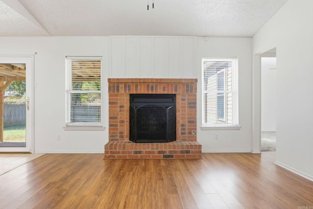 12621 Valleywood Dr, Little Rock, AR 72211