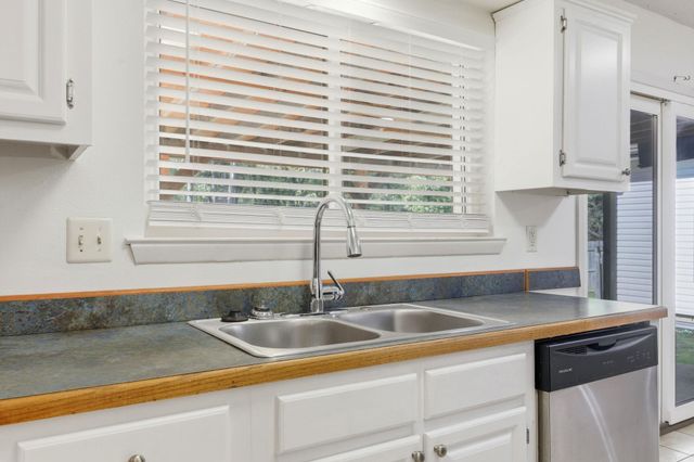 12621 Valleywood Dr, Little Rock, AR 72211