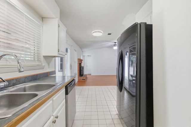 12621 Valleywood Dr, Little Rock, AR 72211