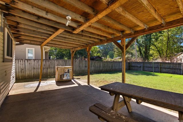 12621 Valleywood Dr, Little Rock, AR 72211