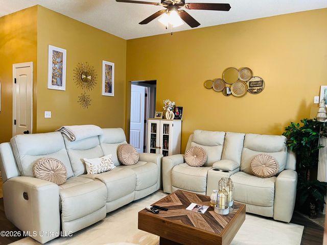 3881 W Farm Pond Cove, Southaven, MS 38671