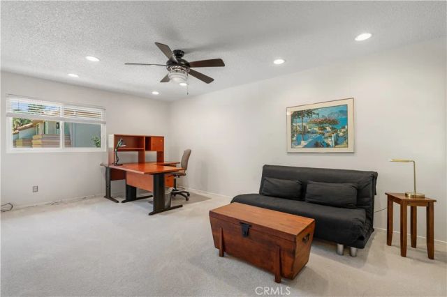 18319 Collins 7, Tarzana, CA 91356