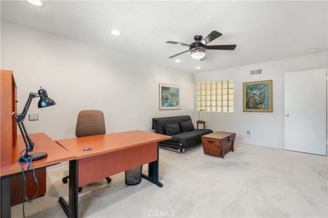 18319 Collins 7, Tarzana, CA 91356